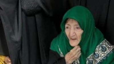 والدة الرئيس الإيرانى الراحل تبكى عقب سماع خبر وفاته