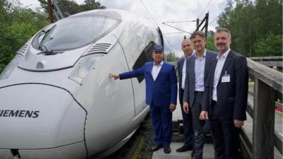وزير النقل يتفقد مركز اختبارات القطارات الخاص بشركة سيمنز بمدينة فيلدنرات بألمانيا