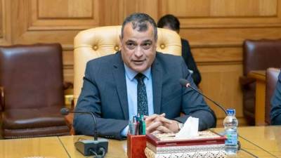 وزير الإنتاج الحربى يفاجئ عمال شركة بنها للصناعات الإلكترونية بجولة صباحية