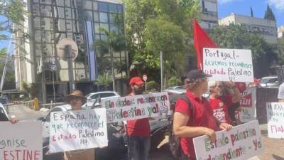 متظاهرون إسرائيليون أمام سفارة اسبانيا يدعون دول أوروبا للاعتراف بدولة فلسطين