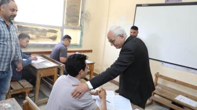 وزير التعليم يتفقد امتحانات الدبلومات الفنية بالقاهرة بمدرسة الإعدادية بنات