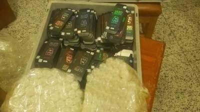 جمارك مطار برج العرب تضبط محاولتي تهريب كمية من لوازم السجائر الإلكترونية