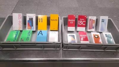 جمارك مطار برج العرب الدولي تضبط محاولة تهريب عدد من الهواتف المحمولة