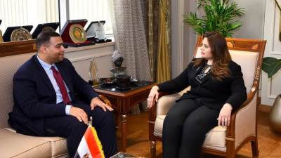 وزيرة الهجرة تلتقي أحد رموز الجالية المصرية بسويسرا للاستماع لأفكاره