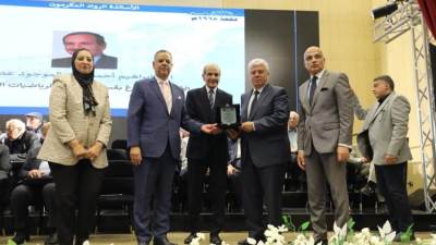 وزير التعليم العالي يُكرم رموز الكلية من الدفعات السابقة