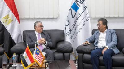 رئيس اقتصادية قناة السويس يستقبل وفدًا برئاسة وزير الزراعة والسلع الماليزي لبحث التعاون