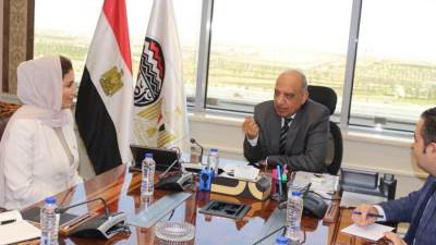 وزير قطاع الأعمال العام يستقبل وفدًا من غرفة تجارة وصناعة سلطنة عمان