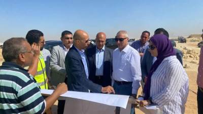 نائب رئيس" هيئة المجتمعات العمرانية" يتفقد مشروعات المرافق والطرق بالامتداد الجنوبي والتجمع السادس