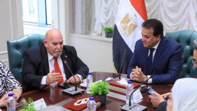 وزير الصحة يستقبل السفير الكوبي لدى مصر لتعزيز سبل التعاون بين البلدين