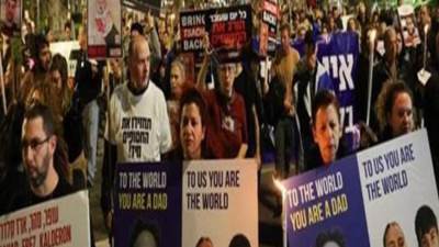 أهالي الأسرى يُطالبون نتنياهو بعدم تفويت "صفقة بايدن"