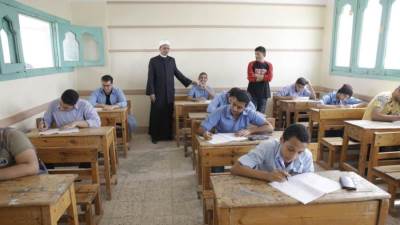 بدء اللجنة الأولى لطلاب الثانوية الأزهرية القسم الأدبي بمادة الفقه