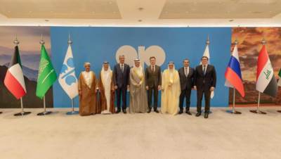 أوبك+ تمدد تخفيضات الإنتاج بواقع 2.2 مليون برميل يومياً حتى نهاية 2025