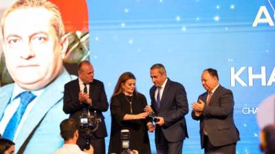 رئيس مجلس إدارة شركة العاصمة الإدارية يحصد جائزة الإنجاز المؤسسي بقمة مصر للأفضل 2024