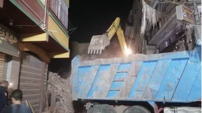 الحماية المدنية تستخرج 4 مواطنين أحياء من أسفل عقار الدقهلية المنهار