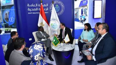 رئيس الرعاية الصحية يلتقي مع مدير مركز الوقاية ومكافحة الأمراض الأفريقي ويبحثان تعزيز التعاون