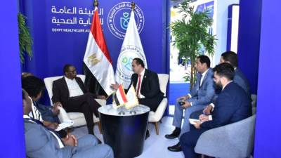 رئيس هيئة الرعاية الصحية يلتقي وزير صحة زيمبابوي لبحث سبل تعزيز التعاون