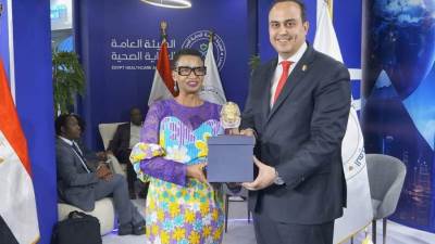 السبكي يلتقي وزيرة صحة أوغندا ويبحثان سبل تبادل الخبرات