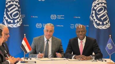  وزير العمل يتقدم إلى منظمة العمل الدولية بأوراق تصديق مصر على اتفاقية العمل البحري