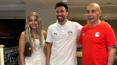 يارا حسام حسن تحتفل مع والدها ومحمد صلاح بفوز المنتخب على بوركينا فاسو