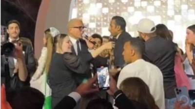 “كبر وخرف” عمرو دياب يضرب معجب بالقلم يشعل هجوم المتابعين على الهضبة