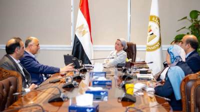 وزيرة البيئة تلتقى ممثلى شركة تيتان مصر للأسمنت لبحث الفرص الاستثمارية