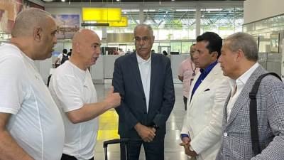 وزير الرياضة يؤازر بعثة المنتخب قبيل سفرهم لمواجهة غينيا بيساو في تصفيات المونديال