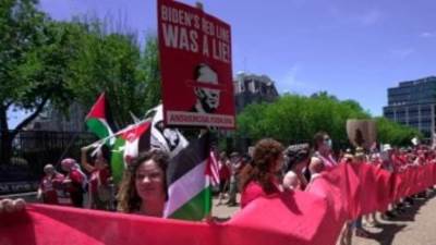 آلاف المتظاهرين يحملون لافتات تصف بايدن بالكذاب فى محيط البيت الأبيض لدعم فلسطين