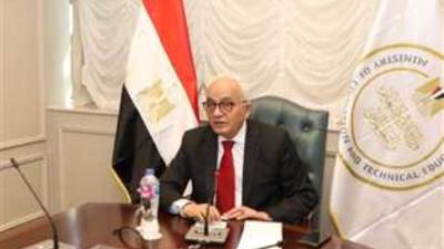 وزير التعليم يتابع انطلاق امتحانات الثانوية من داخل غرفة العمليات