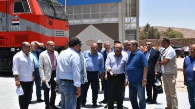 وزير النقل يتفقد محطة أسوان للسكك الحديدية ويتابع تطوير ورشة أسوان
