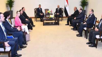 الرئيس السيسي يلتقي في الأردن مع رئيس وزراء إسبانيا