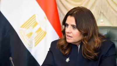 وزيرة الهجرة تطمئن على المواطن المصري المصاب في حريق عقار بالكويت