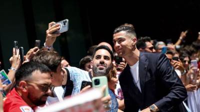 رونالدو يلتقط بعض الصور مع جمهوره أثناء الاحتفال بوصول منتخب البرتغال في ألمانيا