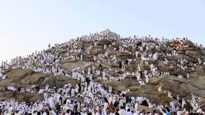 حجاج بيت الله الحرام يتوافدون إلى صعيد عرفات لأداء ركن الحج الأعظم