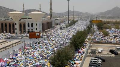 حجاج بيت الله الحرام يتوافدون إلى مسجد نمرة للاستماع إلى خطبة عرفة وأداء صلاتي الظهر والعصر