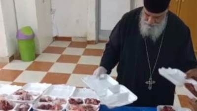 راعى الكاثوليك بالغردقة يشرف على ذبح الأضحية ويوزعها على الأكثر احتياجا