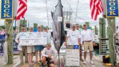 فريق أمريكى يحصد 1.7 مليون دولار بعد صيد سمكة مارلين عملاقة