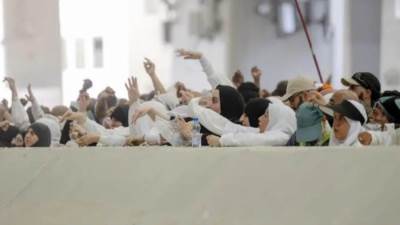 حجاج بيت الله الحرام يرمون اليوم الجمرات الثلاث في أول أيام التشريق