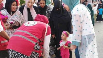 الهلال الأحمر المصري ينشر فرق الاستجابة للطوارئ.. وهدايا وألعاب لأطفال فلسطين