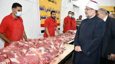 وزير الأوقاف يشهد انطلاق توزيع الدفعة الأولى من لحوم الأضاحي من مجزر البساتين بالقاهرة