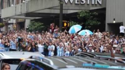 جماهير الأرجنتين تحاصر فندق إقامة التانجو قبل افتتاح كوبا أمريكا