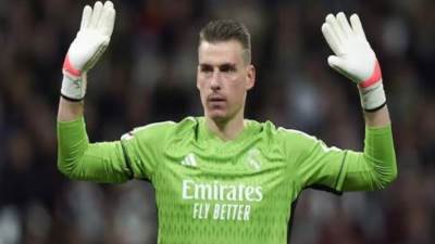 لونين يتقبل العقاب بعد جلوسه على مقاعد بدلاء أوكرانيا