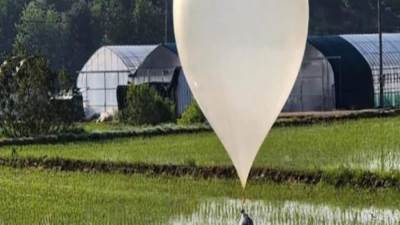 رئيس كوريا الجنوبية يندد بإطلاق بيونج يانج بالونات قمامة إلى بلاده