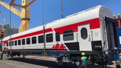 وزير النقل يعلن وصول 16 عربة قطار درجة ثالثة مكيفة و4 ماكينات صيانة