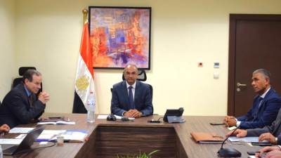 " إسماعيل" يؤكد دعم الوزارة لشركات القطاع الخاص للمشاركة في تنفيذ مشروعات المرافق وتوطين الصناعات وتذليل العقبات