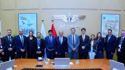 وزير الطيران المدنى يلتقي  بنائب السفير البريطانى  ورئيس غرفة التجارة المصرية البريطانية وممثلى كبرى  الشركات البريطانية  