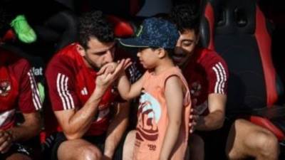 لاعبو الأهلي يستقبلون الطفل علي صاحب مرض ضمور العضلات
