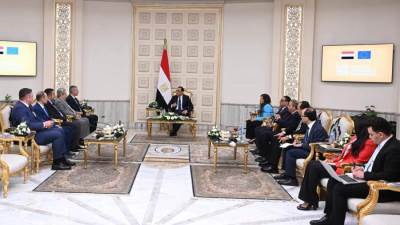 رئيس الوزراء يلتقي مسئولى شركة "في جروب" اليونانية لاستعراض أوجه التعاون المشتركة