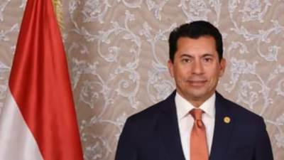 وزير الرياضة يطمئن علي الحالة الصحية للكابتن شحته الإسكندرانى