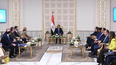 رئيس الوزراء يلتقي نائبة رئيس بنك الاستثمار الأوروبي