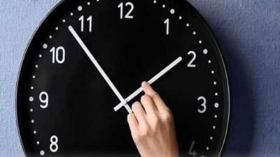 حقيقة إلغاء التوقيت الصيفي تزامناً مع تطبيق موعد غلق المحال التجارية الجديد